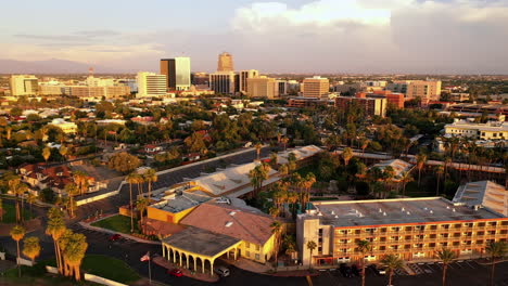 Hotel-Tucson-Con-Establecimientos-Comerciales-Cerca-Del-Centro-En-El-Estado-De-Arizona,-Estados-Unidos