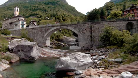 Fpv-aufnahmen-Von-Luftdrohnen-Entlang-Des-Flusses-Nach-Lavertezzo,-Schweiz