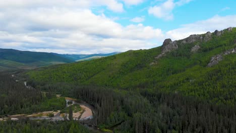 Video-De-Drones-De-4k-Del-Río-Chena-En-Angel-Rocks-Cerca-Del-Complejo-De-Aguas-Termales-De-Chena-En-Fairbanks,-Alaska