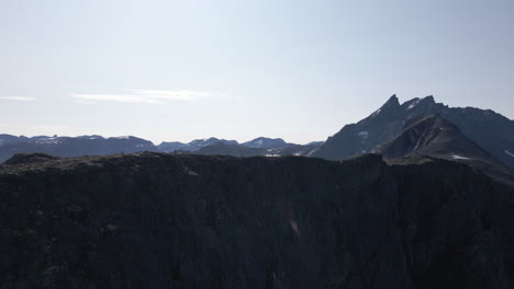 Turistas-En-Romdalseggen-Ridge-Con-Montañas-Rocosas-En-Segundo-Plano.