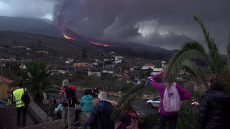 La-Gente-Observa-La-Erupción-Del-Volcán-Cubre-Vieja-Mientras-Un-Nuevo-Flujo-De-Lava-Desciende-Por-La-Ladera-De-La-Montaña-En-La-Palma,-En-Las-Islas-Canarias.