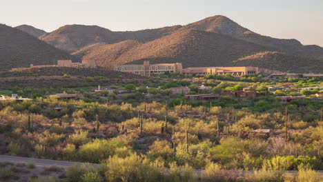 Tucson-Starr-Pass-JW-Marriott-Resort-Und-Spa-Zeitraffer-Mit-Sich-Langsam-Bewegenden-Schatten-Auf-Bergen