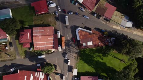 4k-Luftaufnahme-Einer-Kleinen-Stadt-Im-Norden-Costa-Ricas-Von-Oben-Nach-Unten