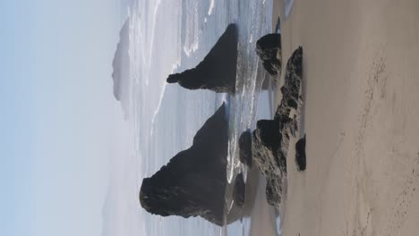 Vertikale-Aufnahme-Der-Felssäulen-Am-Bandon-Beach-In-Oregon