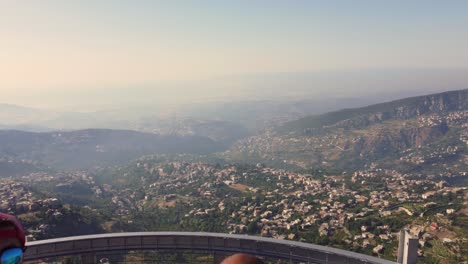 Gente-En-La-Plataforma-De-Observación-De-Jabal-Al-Arbaen-Con-Vistas-A-La-Ciudad-De-Al-Dinniyeh-En-El-Líbano