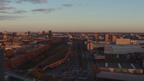 Verkehr-In-Rotterdam,-Niederlande-Bei-Sonnenuntergang-An-Einem-Sonnigen-Wintertag