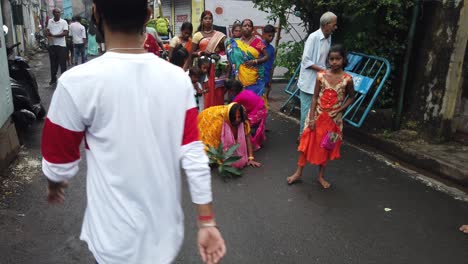 Aufnahme-Einer-Frau,-Die-Das-Ritual-Der-Chatt-Puja-Auf-Der-Straße-Vor-Den-Menschen-In-Kalkutta-Durchführt