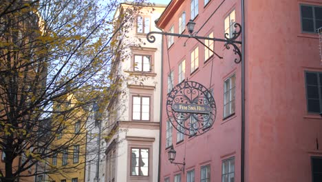 Bunte-Gebäude-Und-Bezaubernde-Ladenbeschilderungen-In-Der-Altstadt-Von-Gamla-Stan-In-Stockholm,-Schweden-–-Schwenk