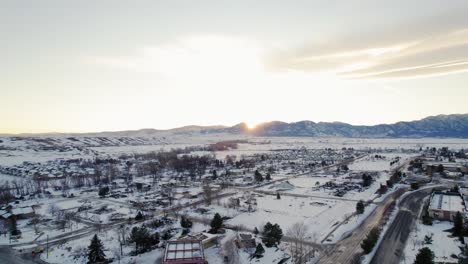 Drohnen-Luftaufnahme-Eines-Schneebedeckten-Gewerbegebiets-Während-Des-Sonnenuntergangs-Im-Superior-Colorado-Boulder-County,-USA,-Nach-Der-Waldbrandkatastrophe-In-Marshall