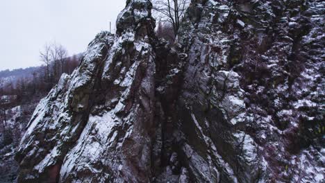 Steigender-Blick-Auf-Einen-Schneebedeckten-Klettersteig-Im-Winter-Mit-Einem-Holzsteg-Und-Blick-Auf-Eine-Bergige-Und-Hügelige-Landschaft,-Tschechische-Republik,-Klettersteig-Vír