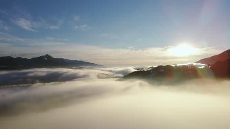 Drohnenaufnahme-Einer-Unglaublichen,-Von-Nebel-Bedeckten-Landschaft-Mit-Umliegenden-Bergen-Am-Morgen-Im-Winter-In-Slowenien,-Aufgenommen-In-4k,-Drohne-Im-Rückwärtsgang