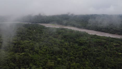 Selva-Tropical-Bajo-Las-Nubes-Vista-De-Drones