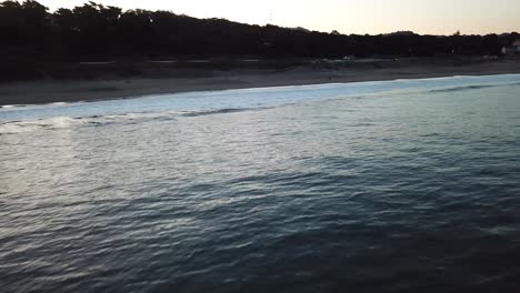 Wellen-Krachen-Gegen-Den-Sonnenaufgang-Am-Strand