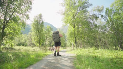 Excursionista-Caucásico-Bebiendo-Agua-En-El-Camino-De-Montaña-De-Lyngsdalen-Noruega---Toma-Amplia