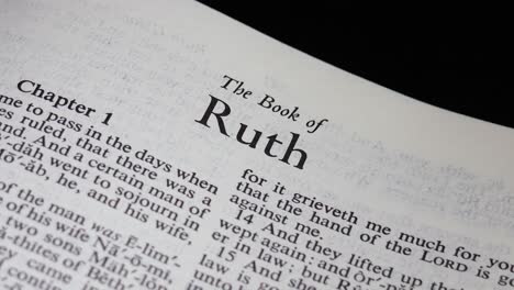 Nahaufnahme-Der-Bibel,-Die-Sich-Dem-Buch-Ruth-Zuwendet