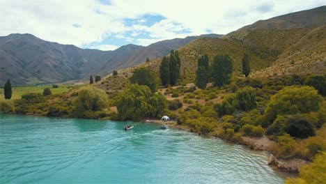 Luftflug-über-Den-Wunderschönen-Lake-Benmore-Mit-Seinem-Türkisfarbenen-Wasser-In-Neuseeland-–-Dolly-Aufnahme