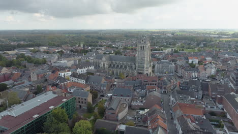 Stadtbild-Von-Tongern-Und-Basilika-Unserer-Lieben-Frau,-Belgien