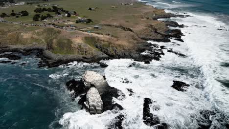 Luftumlaufbahn-Der-Felsen-Von-Punta-De-Lobos-Mit-Vögeln-Auf-Ihren-Gipfeln-An-Einem-Sonnigen-Tag-Und-Der-Bucht-In-Der-Ferne