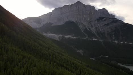 Dunkle,-Prächtige-Berge-Bei-Sonnenuntergang-Mit-Bewölktem,-Hellem-Himmel-In-Alberta,-Kanada