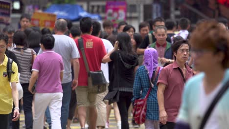 Menschenmenge-Von-Fußgängern,-Die-Sich-In-Der-Hauptverkehrszeit-Entlang-Der-Stadtstraße-Im-Stadtzentrum-Von-Hongkong-Bewegen