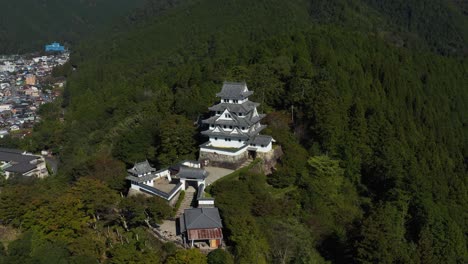Gujo-Hachiman-Castle,-Aerial-Pan-Shot,-Gifu-Japan