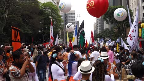 Manifestantes-Enmascarados-En-Mitin-Contra-El-Presidente-Brasileño-En-La-Avenida-Paulista,-Bolsonaro