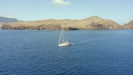 Luxusboot-Segelt-Auf-Dem-Atlantischen-Ozean-Mit-Der-Insel-Madeira-Im-Hintergrund-In-Portugal