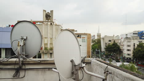 Satellite-dishes-antennas-on-rooftop-of-old-apartment-building-in-Mexico-City,-Mexico