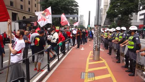 Policía-Antidisturbios-Desplegada-Durante-La-Protesta-Del-Día-Internacional-De-La-Conciencia-Negra-Contra-El-Presidente-Bolsonaro