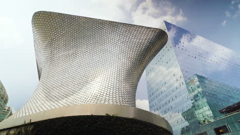 Außerhalb-Des-Soumaya-Museums,-Wahrzeichen-Eines-Modernen-Stahlgebäudes,-Wolkenkratzer-In-Mexiko-Stadt