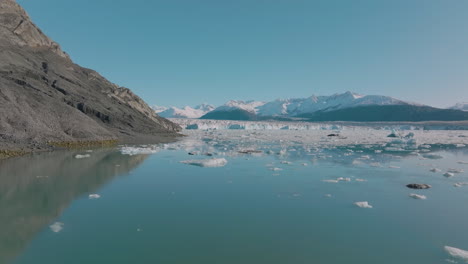 Luftaufnahme-über-Einem-Eisigen-See-In-Der-Atemberaubenden-Arktischen-Wildnis-Alaskas