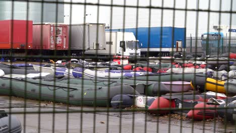 Los-Barcos-Utilizados-Por-Los-Inmigrantes-Para-Cruzar-El-Canal-De-La-Mancha-Son-Confiscados-Por-La-Fuerza-Fronteriza-Del-Reino-Unido-Y-Almacenados-Cerca-De-Dover-En-Kent,-Reino-Unido.