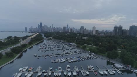 Unglaublicher-Sonnenuntergang-Am-Chicago-Pier,-Boote-Auf-Dem-See,-Autoverkehr,-Wunderschöne-Landschaft-Der-Stadt-Chicago,-Gebäude-In-Chicago