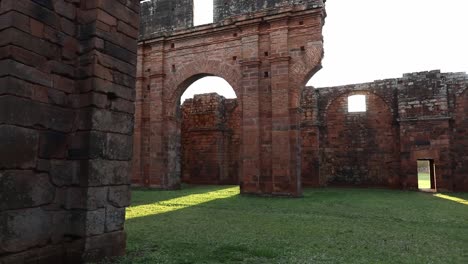 Disfrutando-De-Las-Históricas-Ruinas-De-La-Iglesia-De-La-Misión-Jesuita-Hechas-De-Piedra-Arenisca-Roja-En-Missoes,-Brasil