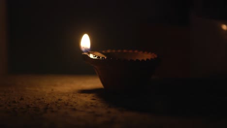 Anzünden-Einer-Dekorativen-Bunten-Diya-Lampe-Während-Der-Diwali-Feier
