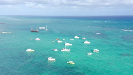 Barcos-De-Crucero-En-La-Lujosa-Playa-De-Los-Corales-En-Punta-Cana,-República-Dominicana