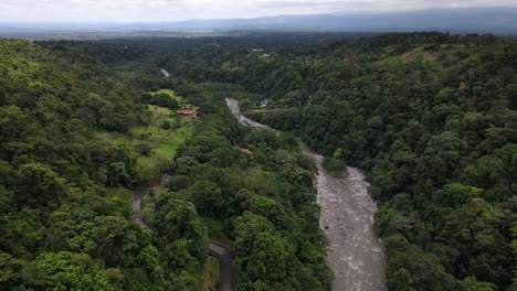 4K-Filmaufnahmen-Aus-Der-Luft,-Die-Sich-Mitten-Im-Dschungel-Costa-Ricas-Einer-Alten-Stahlbrücke-Nähern-Und-Herablassen