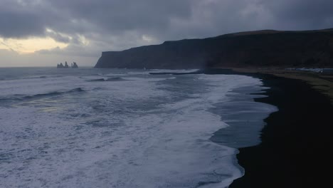 Paisaje-De-Olas-Espumosas-Rompiendo-La-Playa-Víkurfjara-Cerca-De-Vestmannaeyjar-En-Islandia