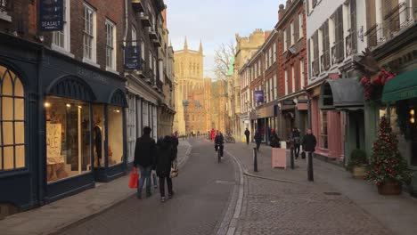 People-walk-along-St-Johns-Street-in-central-Cambridge,-UK