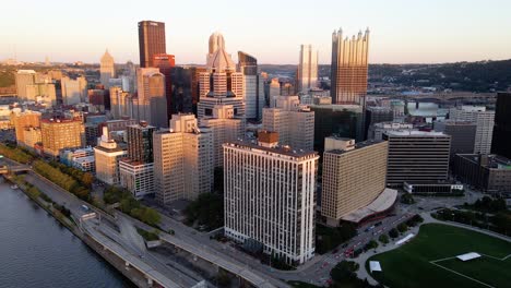 Luftaufnahme-Tiefe-Sonnenuntergangsschatten,-Die-Teile-Der-Innenstadt-Von-Pittsburgh-Bedecken-–-Aufsteigende-Drohnenaufnahme