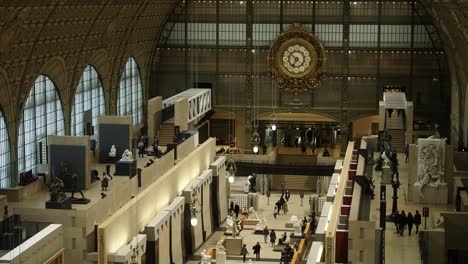 Turistas-Despertando-Por-El-Museo-En-París-Hermoso-Interior-4k-60p