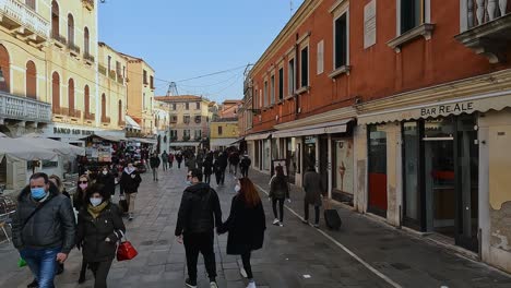 People-walk-in-Cannaregio-district-of-Venice-in-Italy