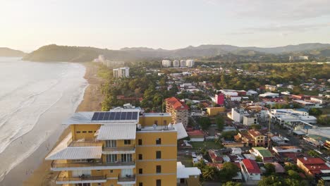 Küstenstrandstadt-Jaco-An-Der-Atemberaubenden-Pazifikküste-Von-Costa-Rica-Während-Des-Sonnenuntergangs-Zur-Goldenen-Stunde