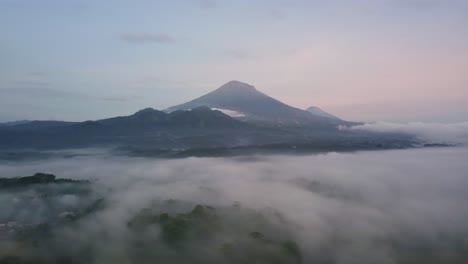 Luftdrohnenaufnahme-Von-Sindoro-Und-Sumbing-Mountain,-Zentral-Java,-Indonesien