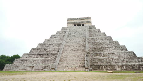 Ancient-Chichen-Itza-pyramid-remains-in-Yucatan,-Mexico-on-a-cloudy-day