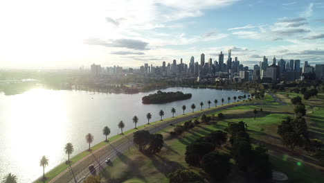 Smooth-decent-revealing-Albert-Park-Lake-with-afternoon-peak-hour-traffic-moving-in-a-single-file-from-the-CBD-toward-the-suburbs