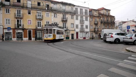 Schwenk-Der-Mit-Werbung-Bedeckten-Retro-Straßenbahnlinie-28-Auf-Der-Fahrt-Durch-Die-Straßen-Der-Portugiesischen-Hauptstadt