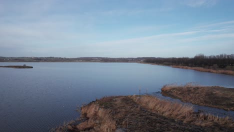 Herrliche-Aufnahmen-Aus-Der-Vogelperspektive-Eines-Sees-Und-Flusses-In-Dänemark-–-Dolly-Out-Aufnahme