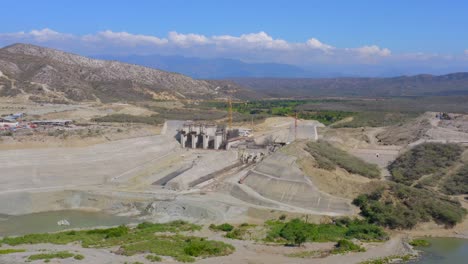 Vista-Aérea-Volando-Hacia-Un-Proyecto-De-Desarrollo-De-Represas-A-Gran-Escala-Para-Energía-Hidroeléctrica-Y-Conservación-Ambiental,-República-Dominicana