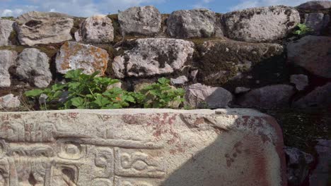 Stein-Mit-Inka-Petroglyphenprägung-In-Der-Antiken-Ruine-Kuntur-Wasi,-Peru